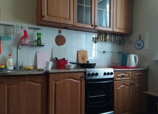 Сдам в аренду 2-ком. квартиру, 65 м2, Красноярск, улица Сергея Лазо, 18