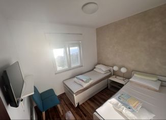2-комнатная квартира в аренду, 42 м2, посёлок городского типа Черноморское, площадь Ленина