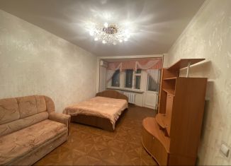 Сдается в аренду двухкомнатная квартира, 50 м2, Нижнекамск, проспект Строителей, 32