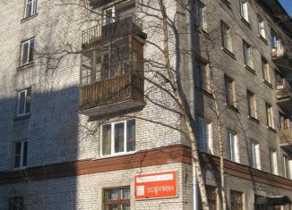 Трехкомнатная квартира в аренду, 55 м2, Санкт-Петербург, улица Харченко, 18, метро Лесная