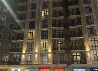 Сдается двухкомнатная квартира, 70 м2, Махачкала, улица Азиза Алиева, 18, ЖК Золотые Ключи