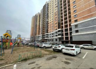 Сдается двухкомнатная квартира, 70 м2, Казань, улица Чингиза Айтматова, 1