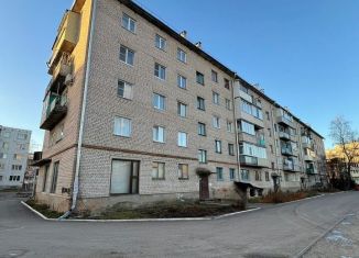 Сдам в аренду трехкомнатную квартиру, 56 м2, Порхов, улица Пушкина, 15