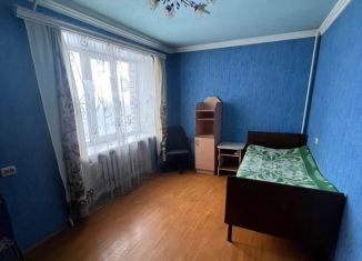 Сдается в аренду трехкомнатная квартира, 98 м2, Новочебоксарск, улица 10-й Пятилетки, 76